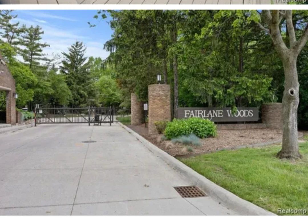 Our staff will be at the gate at 8:30 AM to let you in. PLEASE DO NOT COME THEOUGH THE GATE UNTIL WE ARRIVE.&nbsp;
If you arrive before then, the first person to arrive will be responsible for passing out numbers out side of the gate.&nbsp;
Important:
Whoever arrives first, please park along the side away from the gate to hand out numbers and stay until we arrive to take over.&nbsp;
Should you come through the gate prior to 730am you forfeit your #&nbsp;
If you have any questions, feel free to call me at 313-409-5119.
YOU MUST PROVIDE YOUR OWN HELP REMOVING ANY LARGE ITEMS.