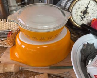 Pyrex Butterscotch 1 Pint Lidded Casserole Dish, Pyrex Orange 1-1/2 Quart Casserole Dish