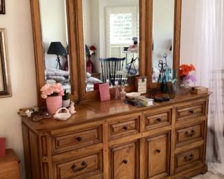 Thomasville 10 drawer dresser with bifold mirror
