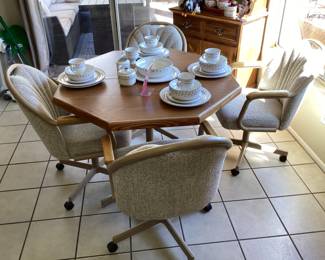 Chromcraft oak kitchen table with four chairs and one center leaf