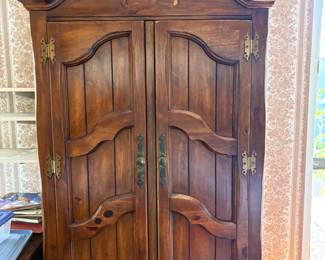 Armoire $150