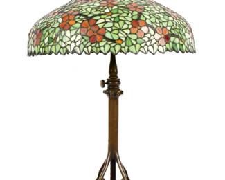Lot 272: Dogwood Pattern Leaded Glass Table Lamp