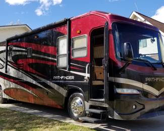 2007 Coachmen Pathfinder  motor coach 384TS with 3 slides, freightliner with Cummins diesel $61,000.00