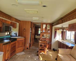 2007 Coachmen Pathfinder  motor coach 384TS with 3 slides, freightliner with Cummins diesel $61,000.00