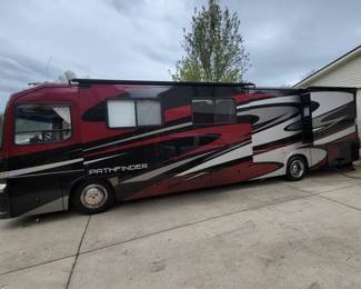 2007 Coachmen Pathfinder  motor coach 384TS with 3 slides, freightliner with Cummins diesel $61,000.00