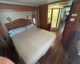 2007 Coachmen Pathfinder  motor coach 384TS with 3 slides, freightliner with Cummins diesel $61,000.00