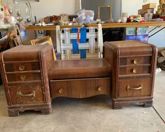 Vanity. Comes with large mirror