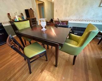 Matching dining table with (2) captains chairs, 4 side chairs, 2 leaves and table pads......!!