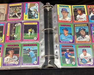 1975 TOPPS FULL SET BASEBALL CARDS, ROOKIE GEORGE BRETT, ROBIN YOUNT, GARY CARTER, OTHER CARDS HANK AARON, NOLAN RYAN, LOU BROCK, DAVE CONCEPCION, THURMAN MUNSON, ROLLIE FINGERS, DAVE PARKER, DAVE WINFIELD, TOMMY JOHN, WILLIE STARGILL, GEORGE FOSTER, JOHNNY BENCH, BOB GIBSON, STEVE CARLTON, STEVE GARVEY. FULL SET, FULL OF HALL OF FAMERS