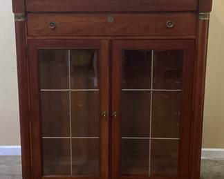 LEXINGTON LIGHTED CHERRY GLASS DISPLAY CABINET, NO GLASS SHELVES NO SHIPPING PICKUP ONLY