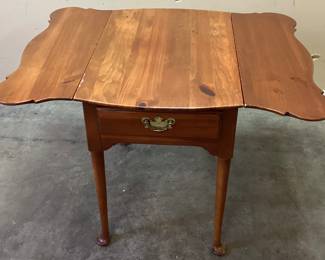LEXINGTON SCALLOPED DROP LEAF END TABLE NO SHIPPING PICKUP ONLY