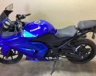 2008 KAWASAKI NINJA 250R VIN: Jkaexmj168da08279 Miles: 9353 Engine: 249cc 2 STROKE Color: BLUE 2008 KAWASAKI NINJA 250R MOTORCYCLE, 9,353 MILES, GOOD RUNNING CONDITION, 249cc 2 STROKE ENGINE, 6 SPEED MANUAL, DOHC 8 VALVE (4 per cylinder).