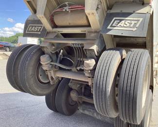 2008 EAST GENESIS 39ft FRAMELESS ALUMINUM DUMP TRAILER HALF LINED BED WITH MECHANICAL TARP ROLLER, AIR RIDE SUSPENSION, COAL/GRAIN TOP SWING DOORS, 52 CUBIC YARD, TRAILER IS IN GOOD WORKING CONDITION w TITLE