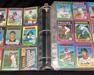 1975 TOPPS FULL SET BASEBALL CARDS, ROOKIE GEORGE BRETT, ROBIN YOUNT, GARY CARTER, OTHER CARDS HANK AARON, NOLAN RYAN, LOU BROCK, DAVE CONCEPCION, THURMAN MUNSON, ROLLIE FINGERS, DAVE PARKER, DAVE WINFIELD, TOMMY JOHN, WILLIE STARGILL, GEORGE FOSTER, JOHNNY BENCH, BOB GIBSON, STEVE CARLTON, STEVE GARVEY. FULL SET, FULL OF HALL OF FAMERS
