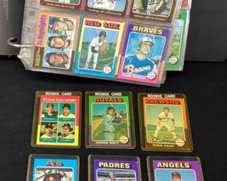 1975 TOPPS FULL SET BASEBALL CARDS, ROOKIE GEORGE BRETT, ROBIN YOUNT, GARY CARTER, OTHER CARDS HANK AARON, NOLAN RYAN, LOU BROCK, DAVE CONCEPCION, THURMAN MUNSON, ROLLIE FINGERS, DAVE PARKER, DAVE WINFIELD, TOMMY JOHN, WILLIE STARGILL, GEORGE FOSTER, JOHNNY BENCH, BOB GIBSON, STEVE CARLTON, STEVE GARVEY. FULL SET, FULL OF HALL OF FAMERS