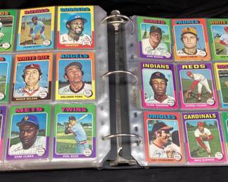 1975 TOPPS FULL SET BASEBALL CARDS, ROOKIE GEORGE BRETT, ROBIN YOUNT, GARY CARTER, OTHER CARDS HANK AARON, NOLAN RYAN, LOU BROCK, DAVE CONCEPCION, THURMAN MUNSON, ROLLIE FINGERS, DAVE PARKER, DAVE WINFIELD, TOMMY JOHN, WILLIE STARGILL, GEORGE FOSTER, JOHNNY BENCH, BOB GIBSON, STEVE CARLTON, STEVE GARVEY. FULL SET, FULL OF HALL OF FAMERS