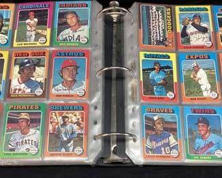 1975 TOPPS FULL SET BASEBALL CARDS, ROOKIE GEORGE BRETT, ROBIN YOUNT, GARY CARTER, OTHER CARDS HANK AARON, NOLAN RYAN, LOU BROCK, DAVE CONCEPCION, THURMAN MUNSON, ROLLIE FINGERS, DAVE PARKER, DAVE WINFIELD, TOMMY JOHN, WILLIE STARGILL, GEORGE FOSTER, JOHNNY BENCH, BOB GIBSON, STEVE CARLTON, STEVE GARVEY. FULL SET, FULL OF HALL OF FAMERS