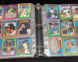 1975 TOPPS FULL SET BASEBALL CARDS, ROOKIE GEORGE BRETT, ROBIN YOUNT, GARY CARTER, OTHER CARDS HANK AARON, NOLAN RYAN, LOU BROCK, DAVE CONCEPCION, THURMAN MUNSON, ROLLIE FINGERS, DAVE PARKER, DAVE WINFIELD, TOMMY JOHN, WILLIE STARGILL, GEORGE FOSTER, JOHNNY BENCH, BOB GIBSON, STEVE CARLTON, STEVE GARVEY. FULL SET, FULL OF HALL OF FAMERS
