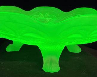 1930s CAMBRIDGE URANIUM GLASS EVERGLADES PATTERN CENTERPIECE 3 FOOTED BOWL
