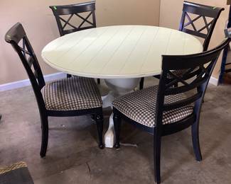 TRADITIONAL STYLE ROUND DINING TABLE & 4 GINGHAM SEAT CHAIRS NO SHIPPING PICKUP ONLY