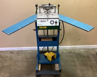 FLETCHER 5600 CORNER PRO PNUEMATIC UNDERPINNER FOR PICTURE FRAME CORNERS, 2 STAGE FOOT PEDAL, ADJUSTABLE CLAMPS, V-NAIL COMPATIBILITY, MANUFACTURED BY PILM CO. NO SHIPPING PICKUP ONLY