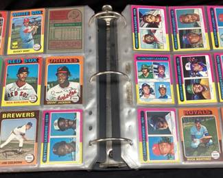 1975 TOPPS FULL SET BASEBALL CARDS, ROOKIE GEORGE BRETT, ROBIN YOUNT, GARY CARTER, OTHER CARDS HANK AARON, NOLAN RYAN, LOU BROCK, DAVE CONCEPCION, THURMAN MUNSON, ROLLIE FINGERS, DAVE PARKER, DAVE WINFIELD, TOMMY JOHN, WILLIE STARGILL, GEORGE FOSTER, JOHNNY BENCH, BOB GIBSON, STEVE CARLTON, STEVE GARVEY. FULL SET, FULL OF HALL OF FAMERS