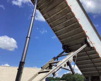 2008 EAST GENESIS 39ft FRAMELESS ALUMINUM DUMP TRAILER HALF LINED BED WITH MECHANICAL TARP ROLLER, AIR RIDE SUSPENSION, COAL/GRAIN TOP SWING DOORS, 52 CUBIC YARD, TRAILER IS IN GOOD WORKING CONDITION w TITLE