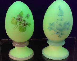 (2) FENTON CUSTARD URANIUM EGGS ON STAND, 1 SIGNED RICHARD