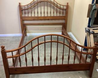 LEXINGTON FULL SIZE SPINDLE BED NO SHIPPING PICKUP ONLY