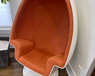 Vintage Mid Century Modern egg chair