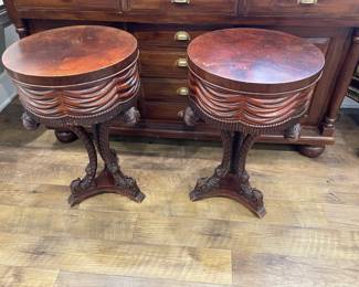 Coppia di tavolini con pennacchio di Grosfeld House Comodini Hollywood Regency side tables drum table