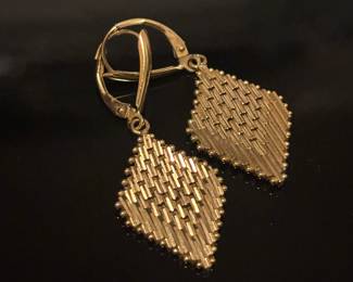 Elegant gold earrings