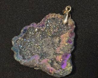 Elegant Earthborne pendant with gold accent