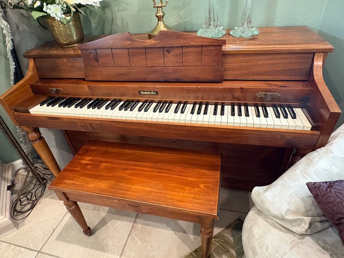 Beautiful Baldwin small footprint spinet piano