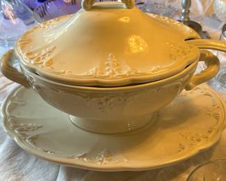 Soup tureen