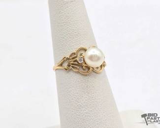 802  10k Gold Pearl and Rhinestone Ring, 1.5g 