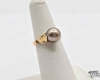 800  10k Gold and Pearl Ring, 3.2g 