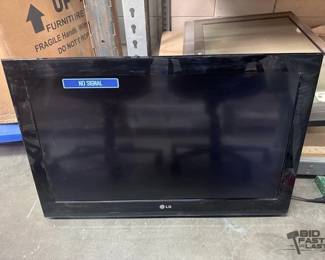 2641  32 Toshiba and 32 Samsung TVs 
