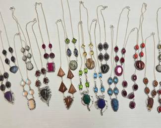 1012  22 Costume Jewelry Necklaces 