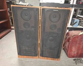 2148  2 Pioneer Speakers 