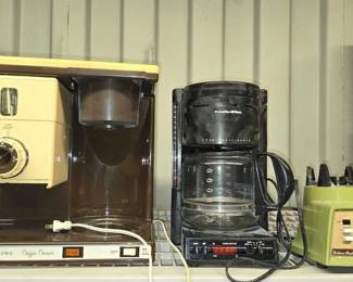 4020  2 Coffee Makers  Blender 