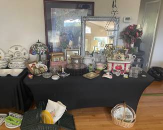 Stained glass lamp, mirrors, decorative items