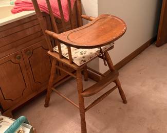 Vintage wood high chair (tray needs tlc)