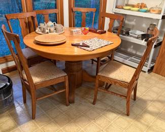 Round Kitchen Table with 6 chairs & 2 leaves