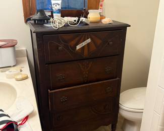 ANTIQUE CHEST OF DRAWERS