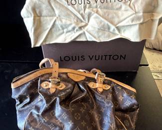 Louis Vuitton
Tivoli leather handbag