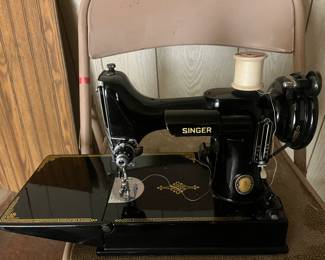 Beautiful Antique Seats Featherweight Sewing Machine