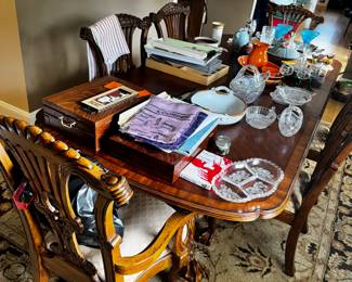 lovely Dining room Table + chairs