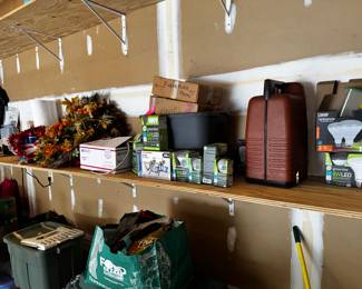 lots of goodies... a bit chaotic because no time for setup, so you just don't know what you'll find!