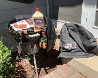 Weber grill. With cover and cookbooks